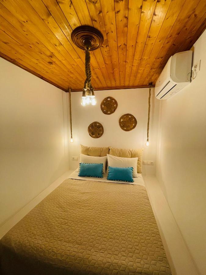 Erginas Boat House Apartment Plaka  Bagian luar foto